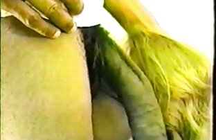 XXX مامان در جوراب ساق بلند ساخته شده یک مرد واقعی دختر او را با کمک کانال سکسی تلگرام شهوانی