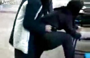 XXX ورزش استمناء تحت نور شهوانی کون گنده UV