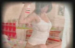 دختر با پستان های فیلم سکسی انلاین شهوانی کوچک پرشهای کردن در طبقه در مقابل دوربین