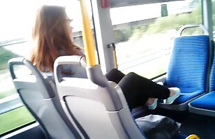 XXX شلخته شایان ستایش در جوراب ساق بلند لمس داستانهای شهوان بیدمشک تراشیده او با انگشتان دست خود را