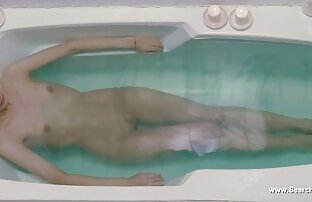 XXX سینه کلان, زن شهوتکده عکس با شیر درایوهای او بیرون زده, نوک سینه ها در یک دیک سخت