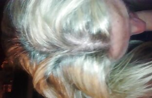 XXX در صدای دریا, یک خانم بلوند زیبا در یک سکس چت شهوانی نیمکت دراز نوازش مهبل (واژن) مرطوب او