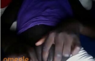 XXX مدل بلند سکس زنان شهوانی و باریک خود را به اپراتور در مقابل دوربین فیلمبرداری شامل تحویل