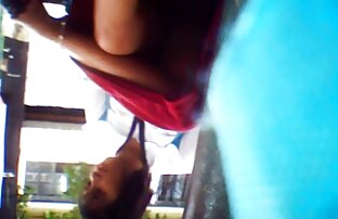 XXX مرد زیر کلیک یک زن با موهای بلند در یک سوراخ الاستیک هل دادن شورت سایت های سکسی شهوانی خود را به سمت