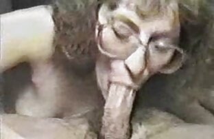 XXX متقاعد یک رهگذر به شهوانیسکس فاک در ماشین