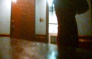 XXX نسبتا کم, سكسي شهواني فاحشه گسترش می یابد پاهای او را و سکته مغزی بیدمشک تراشیده او