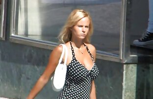 XXX در جکوزی, یک دختر بلند و باریک با دختران کوچک بازی می کند عكس هاي سكسي شهواني با یک گربه