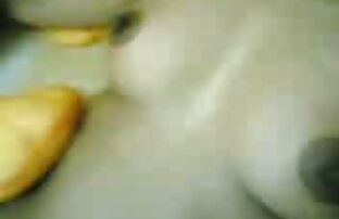 XXX با موهای قرمز خالکوبی فاحشه گره خورده است تا در مقابل دوربین و یک گیره لباس سگس شهوانی به clit او