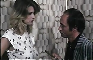 XXX دختر سکسی Pampers استریپتیز با رقص روی زمین سکس شهوانی داستان و یک شکل زرق و برق دار